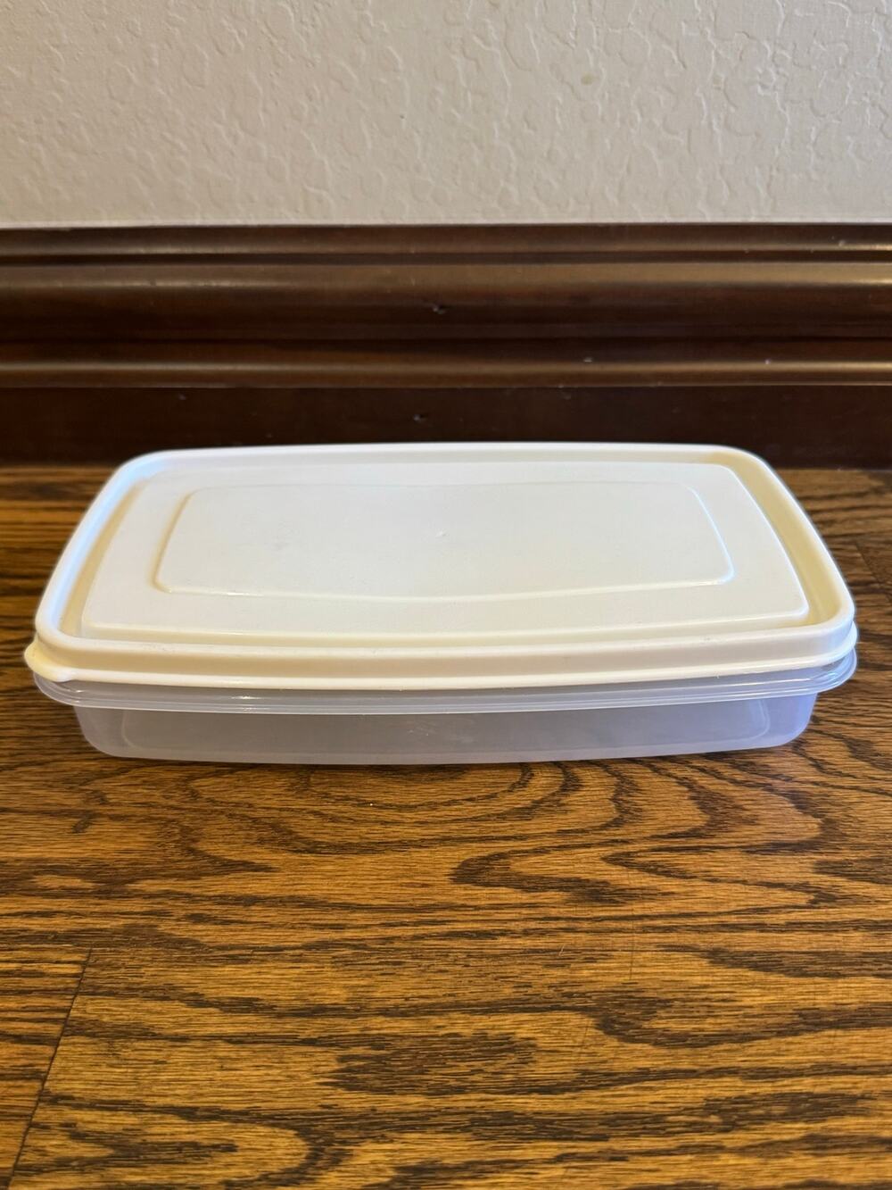 Rubbermaid Servin Saver #5 0002 Rectangle 4 Cup Sheer w/ Almond Lid 0001